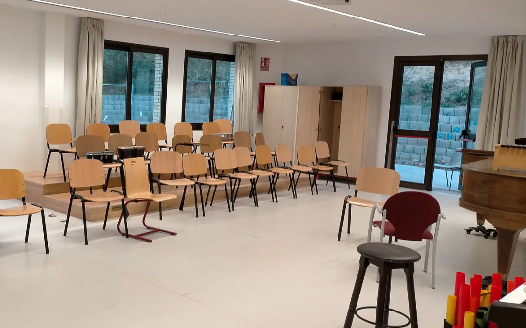 Installation of curtains in the French high school in Madrid